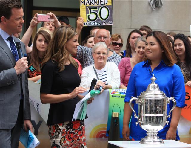 메이저대회 3연승으로 주가를 올린 박인비(오른쪽)가 2일 미국 뉴욕 타임스 스퀘어에서 생방송으로 진행된 NBC TV의 ‘투데이쇼’에 출연해 US여자오픈 우승 트로피를 앞에 놓고 리포터들과 얘기를 나누고 있다. IB월드와이드 제공