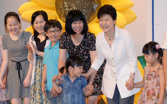 박근혜 대통령이 2일 서울 용산구 국립중앙박물관에서 열린 ‘제18회 여성주간 기념식’에서 여성 및 어린이들과 함께 기념 촬영을 하고 있다. 이언탁 기자 utl@seoul.co.kr