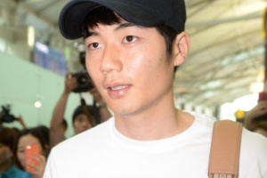 새신랑 기성용 훈련 위해 출국