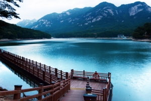 포천 저물녘 민낯의 산정호수… 은밀한 속삭임 구라이협곡