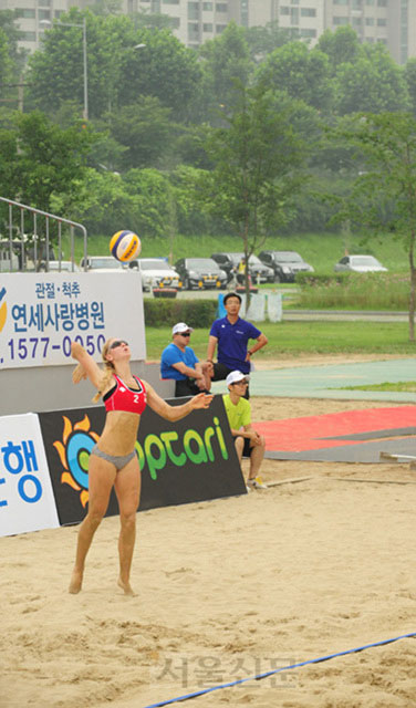 2013 FIVB 세계여자비치발리볼 서울챌린저대회가 잠실한강공원에서 막을 올렸다. 장고봉PD goboy@seoul.co.kr