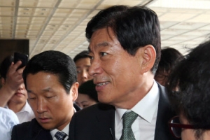 ‘억대 수수 의혹’ 원세훈 前국정원장 검찰 출석