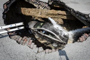 눈 깜짝할 사이… 승용차 삼킨 美 싱크홀