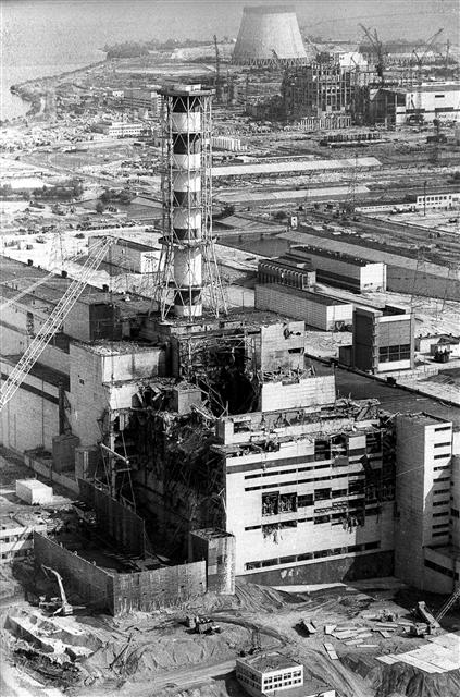 1986년 4월 26일 폭발한 옛 소련(현 우크라이나)의 체르노빌 원자력발전소 제4호기. 인접한 유럽 국가로 방사능이 퍼지면서 인류 역사상 최악의 원전 사고로 기록됐다. 찰스 페로 예일대 교수는 이 같은 사고를 사람이 죽는 것처럼 언젠가 반드시 일어나는 정상사고라고 규정했다. 