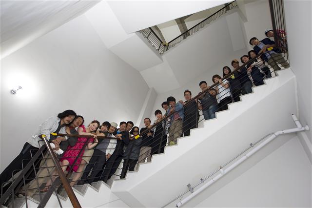 ‘룰루랄라 예술인협동조합’의 창립 조합원들. 지난달 서울시 시민청에서 첫 전시회를 연 뒤 계단에 올라 기념사진을 찍었다. 룰루랄라 예술인협동조합 제공