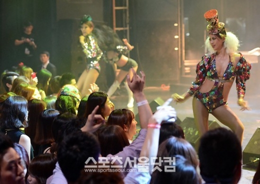 Pacha IBIZA 월드투어가 7일 새벽 서울 광장동 쉐라톤 그랜드 워커힐호텔에서 열린 가운데 댄서들이 춤을 추고 있다. <br>이효균 기자 anypic@media.sportsseoul.com