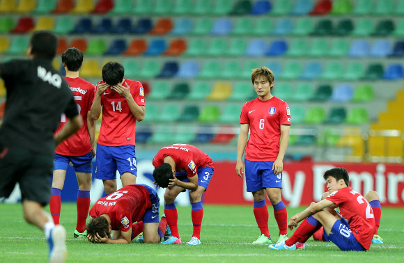 8일(한국시간) 터키 카이세리 카디르 하스 스타디움에서 열린  2013 국제축구연맹(FIFA) U-20 월드컵 8강전에서 승부차기 끝에 이라크에 패한 한국 선수들이 아쉬워하고 있다.  연합뉴스