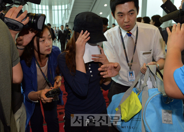 미국 샌프란시스코 공항에서 발생한 아시아나 항공기 추락사고 탑승객 중 11명이 8일 인천공항을 통해 귀국했다.  아시아나항공이 제공한 특별기(OZ 2134)편을 타고온 한 탑승객이 취재진의 질문을 받고 있다. 손형준 boltagoo@seoul.co.kr