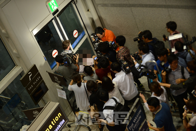 지난 7일(한국시간) 미국 샌프란시스코 공항 착륙 과정에서 사고가 난 아시아나 여객기에 탑승했던 한국인 11명이 8일 오후 인천공항을 통해 귀국했다.  손진호 기자 nasturu@seoul.co.kr 