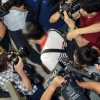 [포토] 아시아나 사고 탑승객 취재진에게 둘러싸여…