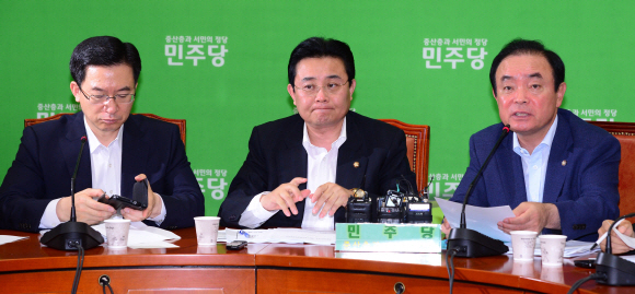9일 오전 국회에서 열린 민주당 원내대책회의에서 장병완(맨 오른쪽) 정책위의장이 모두발언을 하고 있다. 안주영기자 jya@seoul.co.kr