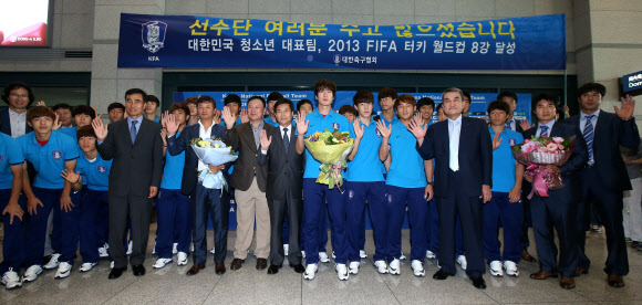 2013 국제축구연맹(FIFA) 20세 이하(U-20) 월드컵 한국 대표팀이 9일 인천공항을 통해 귀국해 축구협회 관계자들과 함께 취재진을 위해 포즈를 취하고 있다. 연합뉴스