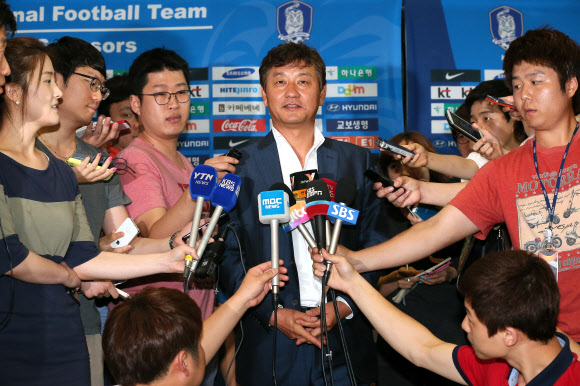 2013 국제축구연맹(FIFA) 20세 이하(U-20) 월드컵 한국 대표팀이 9일 인천공항을 통해 귀국했다. 귀국 직후 이광종 감독이 취재진과 인터뷰를 하고 있다.  연합뉴스