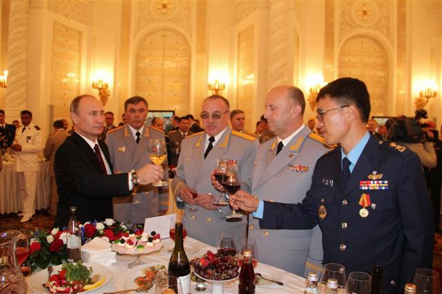 윤영호(오른쪽) 중령이 지난달 26일 모스크바 크렘린에서 열린 군사대학 성적 우수자 만찬에서 블라디미르 푸틴(왼쪽) 러시아 대통령과 건배를 하고 있다.  공군 제공