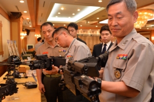 “꺾이는 총 보셨나요?”