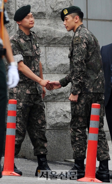 지난 2011년 10월 11일 현역으로 입대한 가수 비(본명 정지훈)가 10일 오전 한강로 국방부에서 21개월간 군 복무를 마치고 전역했다.<br>장고봉PD goboy@seoul.co.kr