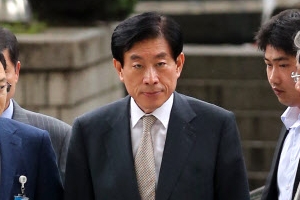 원세훈 前국정원장 영장심사…구속여부 밤늦게 결정