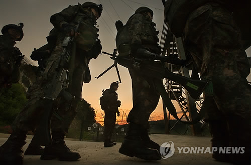 DMZ 수색대가 매복 작전 임무를 위해 대기하고 있다.  연합뉴스