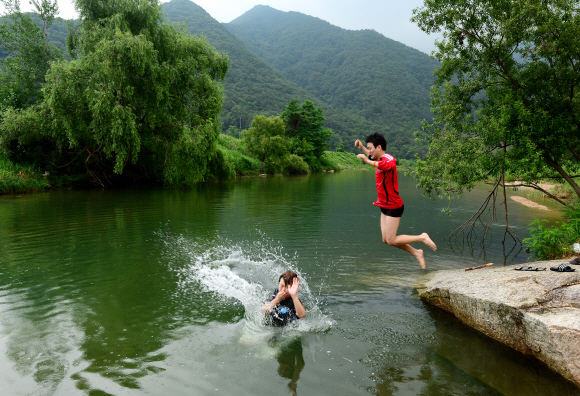 사담계곡에서 물놀이를 즐기는 젊은이들의 모습.