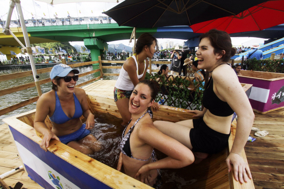 장흥 물축제에 참가한 외국인 미녀들이 ‘천연약초 힐링 풀’ 체험을 하며 즐거워하고 있다.