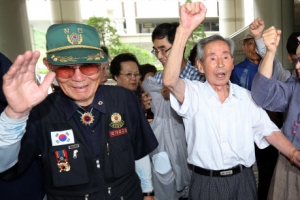 법원 “日기업, 강제징용 피해자들에 1억원씩 배상하라”