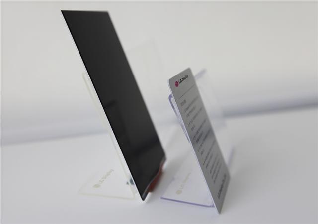 일반 출입카드 두께(2.2㎜)인 LG디스플레이 5.2인치 신형 LCD 패널. LG디스플레이 제공 