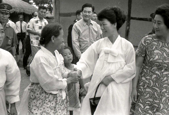 호혜원 방문한 故 육영수 여사