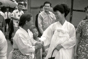 호혜원 방문한 故 육영수 여사