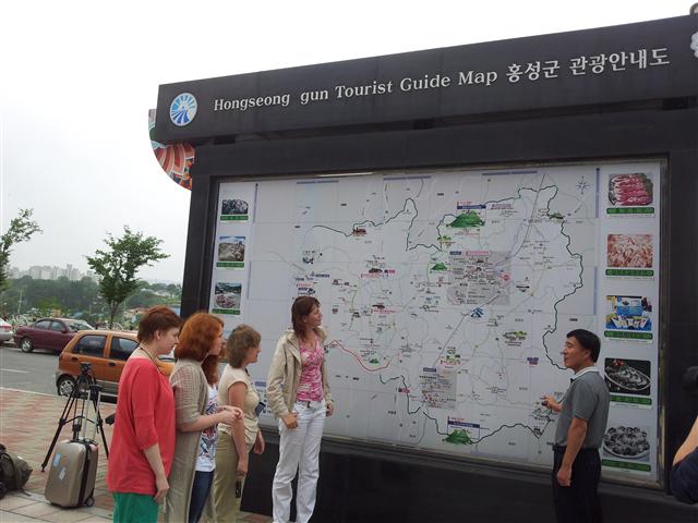 12일 홍성에 도착한 러시아인들에게 신주철(오른쪽) 군 관광계장이 관광안내판 앞에서 지역을 설명하고 있다. 홍성군 제공