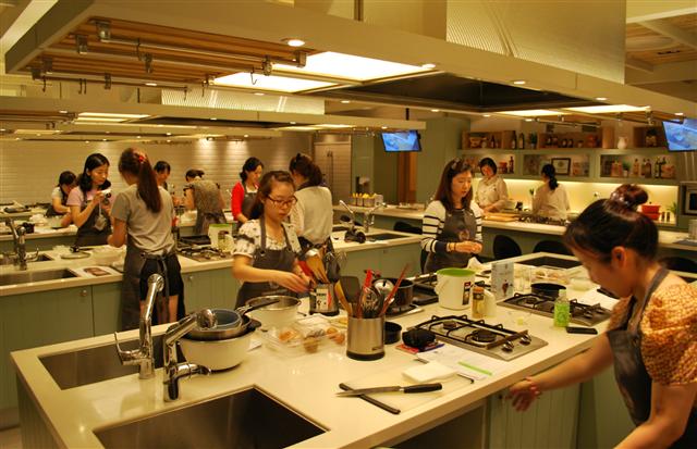 지난 11일 서울 중구 쌍림동 백설요리원에서 열린 쿠킹클래스에서 참가자들이 CJ제일제당의 아이스크림 믹스 제품을 활용한 요리를 배우고 있다. CJ제일제당 제공