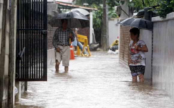 이틀째 춘천 지역에 많은 비가 내린 가운데 15일 오전 강원 춘천시 효자동 공지천 인근 주택가가 또 다시 침수돼 주민들이 집 밖에 나와있다.  연합뉴스