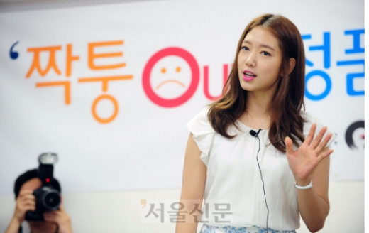 ‘위조 상품 유통근절 캠페인’홍보대사로 활동 중인 배우 박신혜 서울 관악구 광신중학교에서 진행된 체험학습 현장의 일일교사로 나섰다.<br>문성호PD sungho@seoul.co.kr