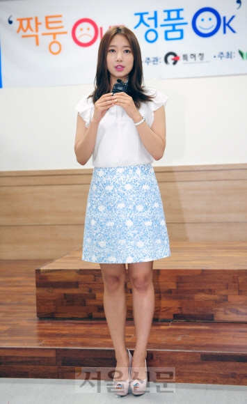 ‘위조 상품 유통근절 캠페인’홍보대사로 활동 중인 배우 박신혜 서울 관악구 광신중학교에서 진행된 체험학습 현장의 일일교사로 나섰다.<br>문성호PD sungho@seoul.co.kr