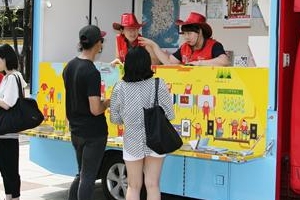 ‘빨간옷’ 그들이 뜨면 외국인 앞에서 당당!