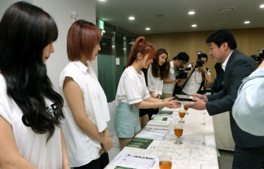 포미닛, 희망서울의 새 얼굴<br>그룹 포미닛이 16일 오전 서울 중구 서울시청에서 열린 ‘희망서울 홍보대사 위촉식’에서 기동민 정무부시장으로부터 위촉패를 받고 있다.<br>연합뉴스