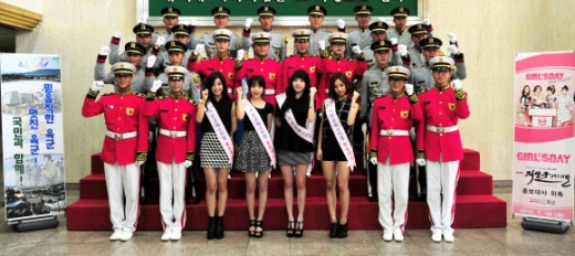 걸스데이, 육군 ‘지상군 페스티벌’ 홍보대사 <br>걸그룹 걸스데이가 16일 충남 계룡시 계룡대에서 ‘제11회 지상군 페스티벌’ 홍보대사 위촉패를 받은 뒤 육군 장병들과 기념촬영 하고 있다. <br><< 육군 제공 >>