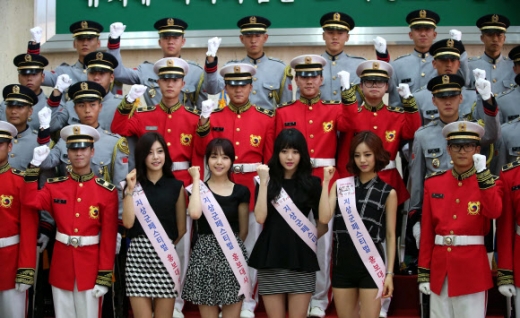 걸스데이, 육군 ‘지상군 페스티벌’ 홍보대사 <br>걸그룹 걸스데이가 16일 충남 계룡시 계룡대에서 ‘제11회 지상군 페스티벌’ 홍보대사 위촉패를 받은 뒤 육군 장병들과 기념촬영 하고 있다. <br><< 육군 제공 >>
