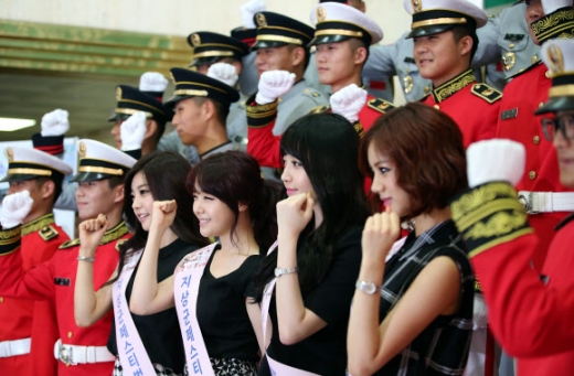 지상군페스티벌 파이팅<br>4인조 걸그룹 걸스데이가 2013년 육군 지상군페스티벌의 홍보대사로 위촉됐다. 걸스데이 멤버들이 16일 계룡대 육군본부를 방문해 군 장병들과 기념사진을 찍고있다.<br>연합뉴스