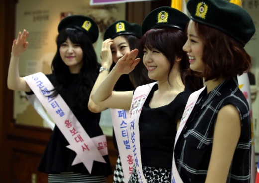 ‘군통령’ 걸스데이 계룡대 방문<br>4인조 걸그룹 걸스데이가 2013년 육군 지상군페스티벌의 홍보대사로 위촉됐다. 걸스데이 멤버들이 16일 계룡대 육군본부를 방문해 홍보대사 위촉패를 받고 기념사진을 찍고 있다. <br>연합뉴스