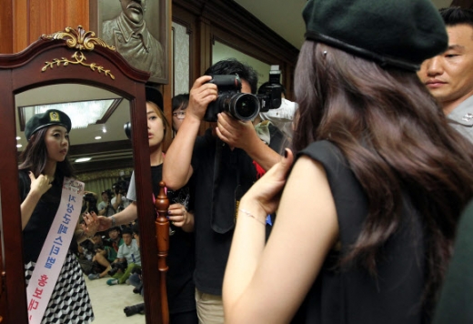 베레모 쓴 걸스데이<br>4인조 걸그룹 걸스데이가 2013년 육군 지상군페스티벌의 홍보대사로 위촉됐다. 걸스데이 멤버들이 16일 계룡대 육군본부를 방문해 육군참모총장에게 선물 받은 베레모를 써보고 있다.<br>연합뉴스