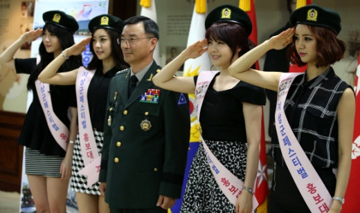 ‘군통령’ 걸스데이 계룡대 방문<br>4인조 걸그룹 걸스데이가 2013년 육군 지상군페스티벌의 홍보대사로 위촉됐다. 걸스데이 멤버들이 16일 계룡대 육군본부를 방문, 홍보대사 위촉패를 받고나서 조정환 육군참모총장과 기념사진을 찍고 있다. <br>연합뉴스