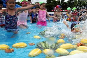 어린이들은 물놀이도 과일도 공짜