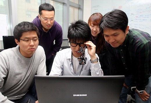 삼성전자 태스크포스 직원들이 지난해부터 보급을 시작한 장애인용 안구 마우스 아이캔 마우스를 시연해 보이고 있다. 삼성그룹 제공