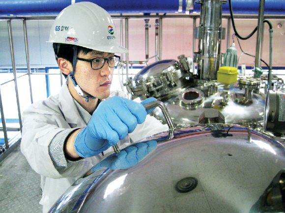 GS칼텍스 연구원이 대전 유성구에 있는 산하 중앙기술연구소 바이오부탄올 파일럿 설비의 가동 상태를 점검하고 있다. GS칼텍스 제공 