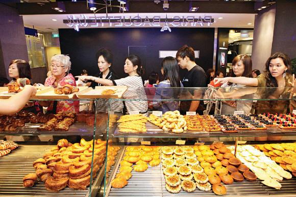 동남아 지역은 파리바게뜨의 주요 공략지 가운데 하나. 지난해 9월 문을 연 파리바게뜨 싱가포르 1호점이 현지 고객들로 붐비고 있다. SPC그룹 제공 