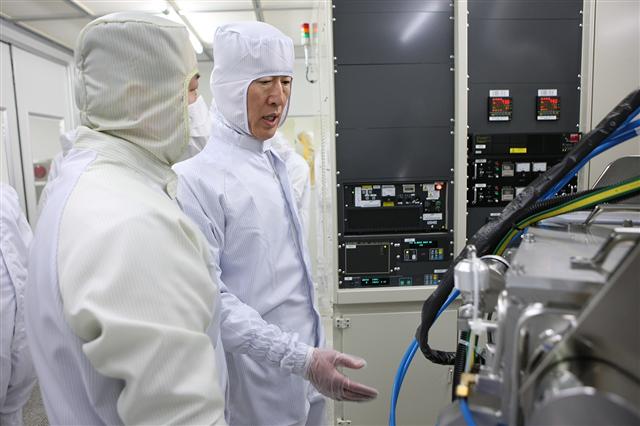 허창수(오른쪽) GS 회장이 서울 강동구 성내동 GS신에너지연구센터를 방문해 연구원으로부터 미래 신사업 개발에 대한 보고를 듣고 있다. GS 제공