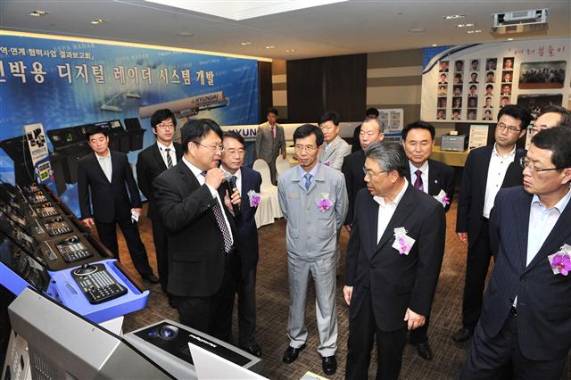 지난 2일 열린 ‘선박용 디지털 레이더 개발 보고회’에서 김외현(앞줄 오른쪽에서 세 번째) 현대중공업 사장과 박맹우(두 번째) 울산시장 등이 시스템을 둘러보고 있다. 현대중공업 제공