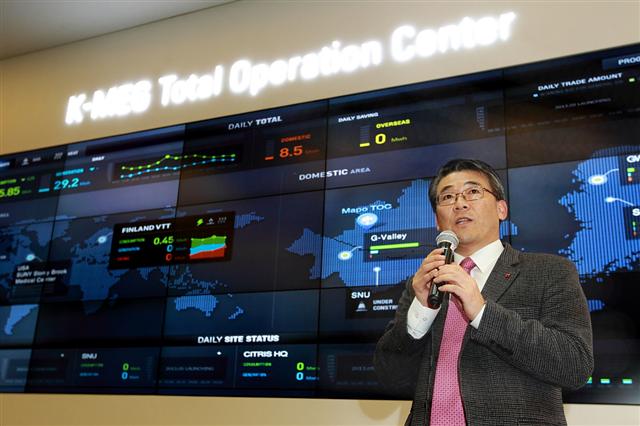홍원기 KT종합기술원장이 서울 마포TOC센터에서 전력 절감 효과에 대해 강조하면서 브리핑을 하고 있다. KT 제공
