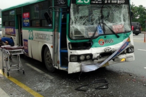 구리 버스정류소에서 버스끼리 추돌…35명 부상