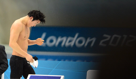 런던올림픽 올림픽파크 아쿠아틱센터에서 열린 수영 남자 1500m 자유형 결승에서 한국의 박태환 선수가 4위로 도착한뒤 아쉬운표정을 지으며 들어가고 있다. 올림픽사진공동취재단